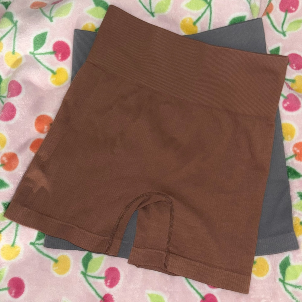 2 Pack of Seamless High Waisted Ribbed Shorts